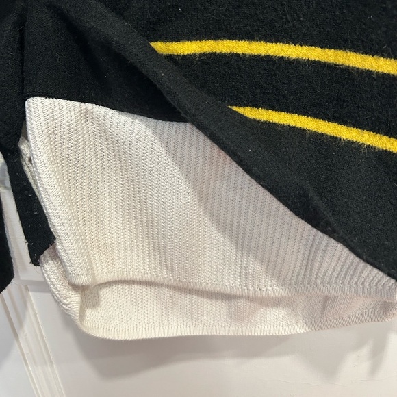 Black and Yellow Sweater Urban Outfitters - Picture 6 of 6